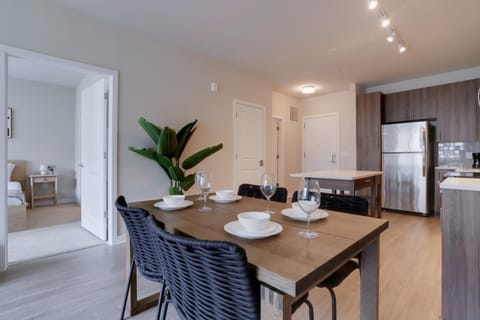 Kitchen or kitchenette, Seating area, Dining area