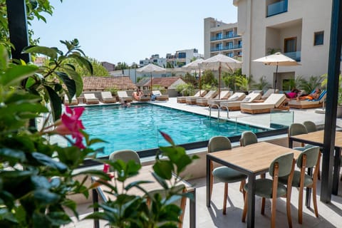 Property building, Patio, Day, Evening entertainment, Pool view, Swimming pool, sunbed