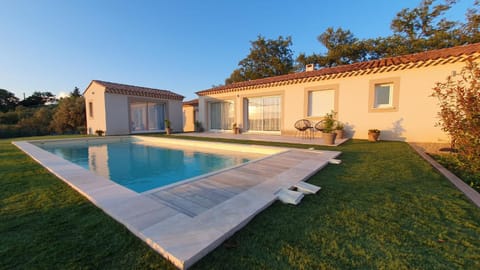 Property building, Day, Swimming pool