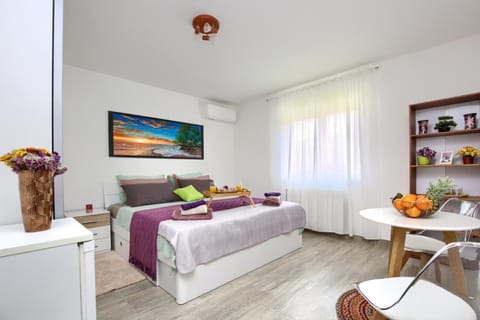 Bedroom, air conditioner