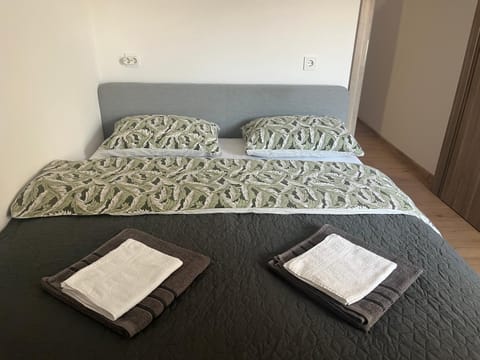 Bed, Photo of the whole room, Bedroom, towels