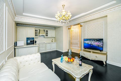 TV and multimedia, Kitchen or kitchenette, Living room, Seating area