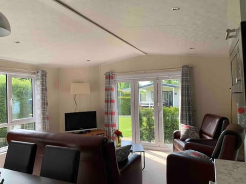 Communal lounge/ TV room, TV and multimedia, Seating area
