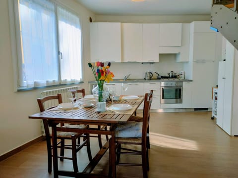 Kitchen or kitchenette, pet friendly, stove, toaster