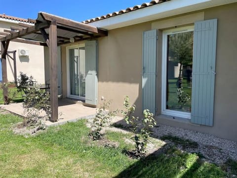 Property building, Spring, Day, Garden, Garden view