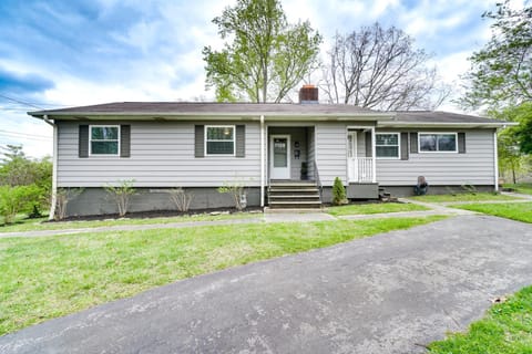 Updated Home Central Oak Ridge Location House in Oak Ridge