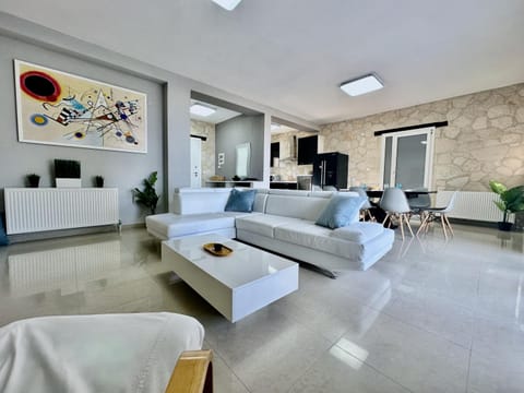 TV and multimedia, Kitchen or kitchenette, Living room, Seating area, Dining area, internet, oven, kitchen, kitchen