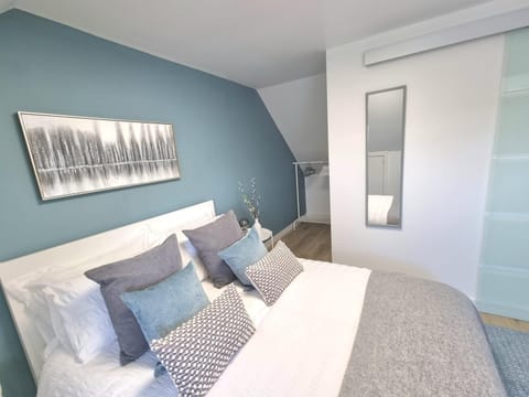 Bed, Decorative detail, Bedroom