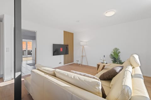 TV and multimedia, Living room, Photo of the whole room, Seating area, Evening entertainment