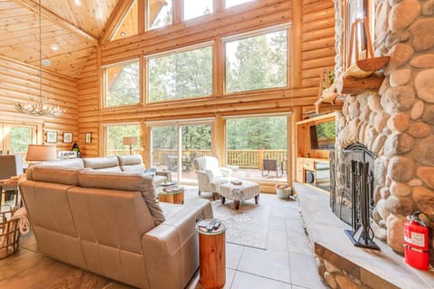 Mountain Cabin with Hot Tub 4 Mi to Shaver Lake! Cabin in Shaver Lake