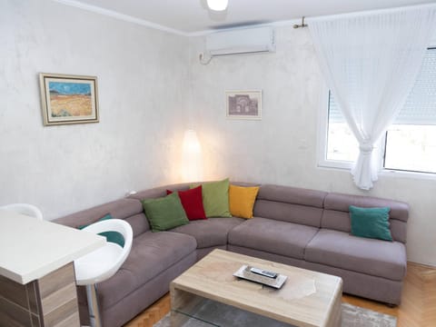 Living room, Seating area, air conditioner