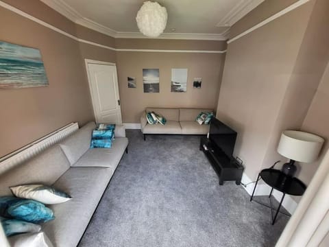4 Bedroom house, 8 min to city! Apartment in Salford