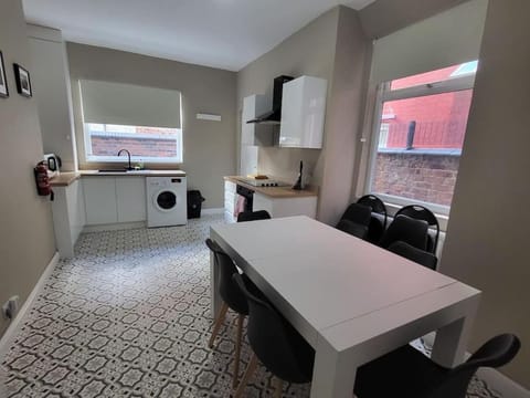 4 Bedroom house, 8 min to city! Apartment in Salford