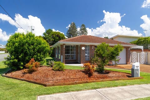 Property building, Day, Garden, Garden view