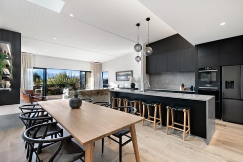 Kitchen or kitchenette, Living room, Seating area, Dining area, minibar, oven, pet friendly, stove
