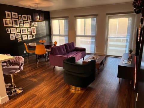 Downtown LA - Mamba Suite - Free Indoor Parking! Apartment in East Los Angeles