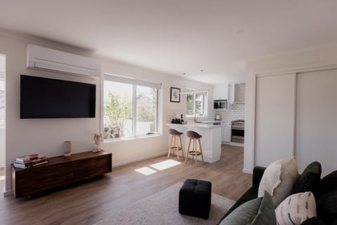 Communal lounge/ TV room, Kitchen or kitchenette, Living room, Seating area, Evening entertainment