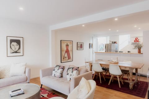 Kitchen or kitchenette, Living room, Seating area, Dining area