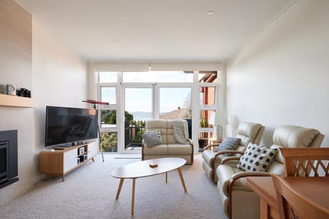 Communal lounge/ TV room, TV and multimedia, Living room, Seating area, Evening entertainment