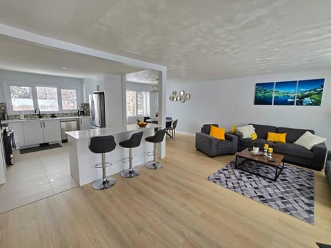 Kitchen or kitchenette, Seating area