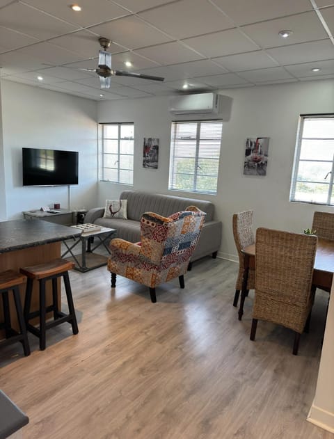 TV and multimedia, Kitchen or kitchenette, Living room, Seating area, Dining area, air conditioner