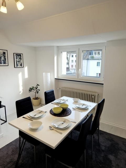 Food and drinks, Seating area, Dining area, Food