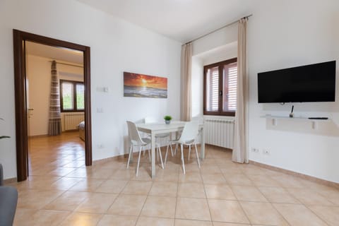 Communal lounge/ TV room, TV and multimedia, Kitchen or kitchenette, Living room, Seating area, Dining area, Evening entertainment