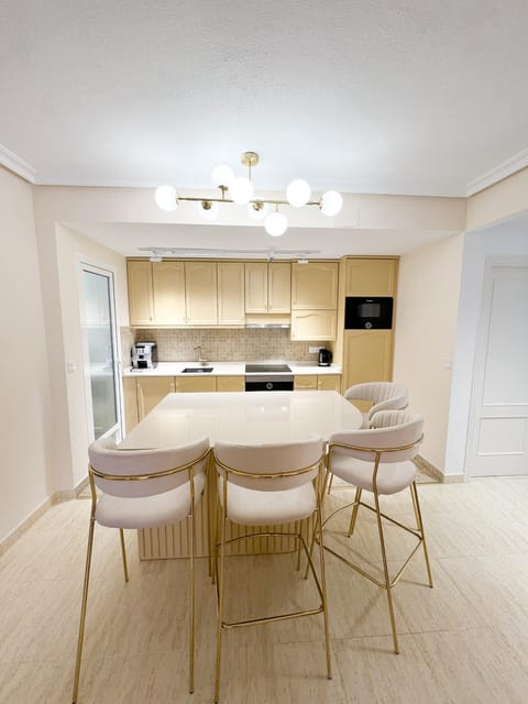 Kitchen or kitchenette, Dining area, minibar, pet friendly, stove