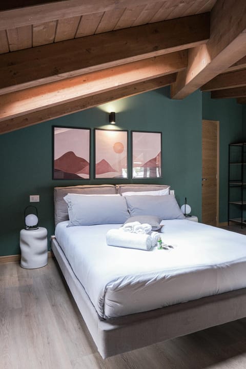 Bed, Photo of the whole room, Bedroom, furniture, towels