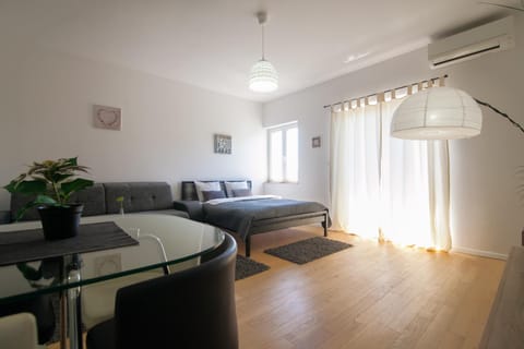 Bed, Dining area, air conditioner