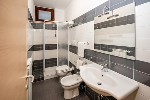 Shower, Toilet, Bathroom, bidet, towels