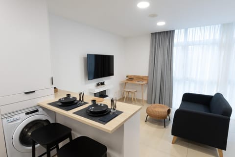 TV and multimedia, Living room, Seating area, Dining area