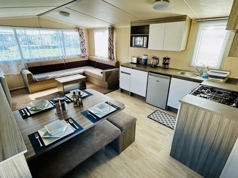 Kitchen or kitchenette, Living room, Seating area, Dining area