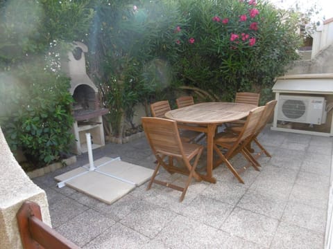 Patio, Day, Garden, Dining area, Garden view