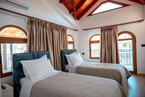 Bed, Photo of the whole room, Bedroom, air conditioner