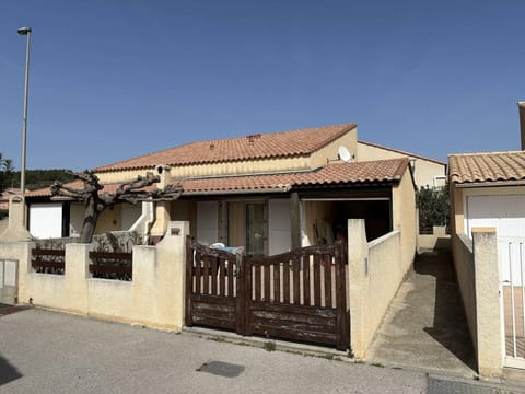 Property building, Day, Neighbourhood, Street view