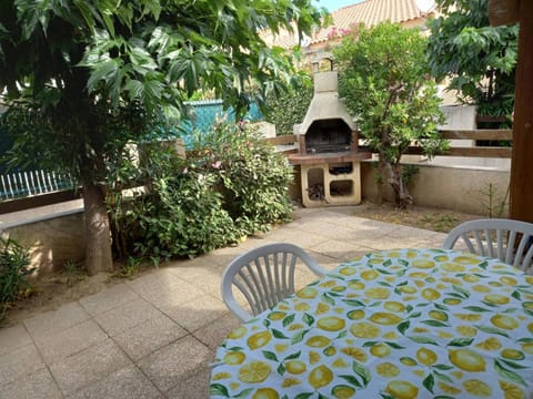 Patio, Day, Summer, BBQ facilities, Garden, Dining area, Garden view