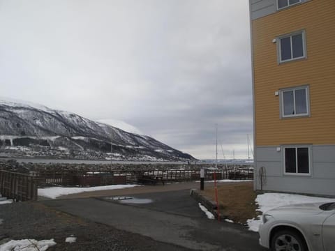 By the sea. Hybel/Room in South of Troms Central Apartment in Tromso