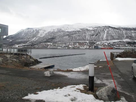 By the sea. Hybel/Room in South of Troms Central Apartment in Tromso