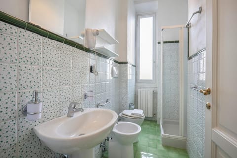 Shower, Toilet, Bathroom, bidet, towels