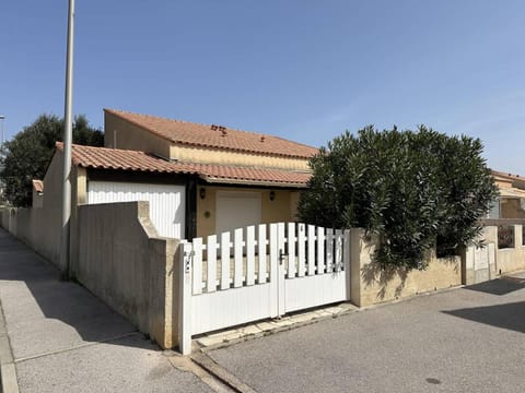 Property building, Day, Neighbourhood, Street view