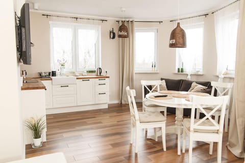 Kitchen or kitchenette, Living room, Seating area, Dining area