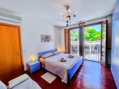 Bed, View (from property/room), Balcony/Terrace, Bedroom, towels