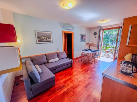 TV and multimedia, Living room, Seating area, air conditioner