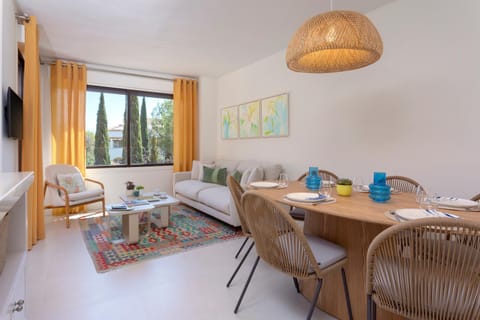TV and multimedia, Living room, Seating area, Dining area