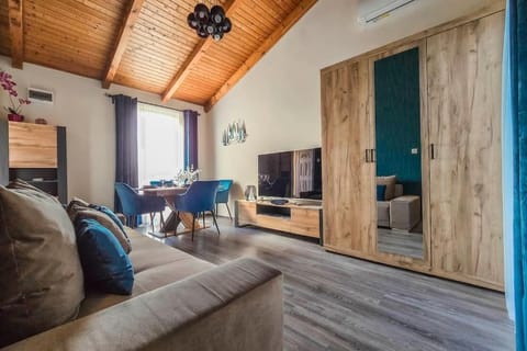 TV and multimedia, Living room, Seating area, Evening entertainment
