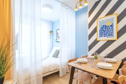 Bed, Living room, Photo of the whole room, Seating area, Dining area, Bedroom