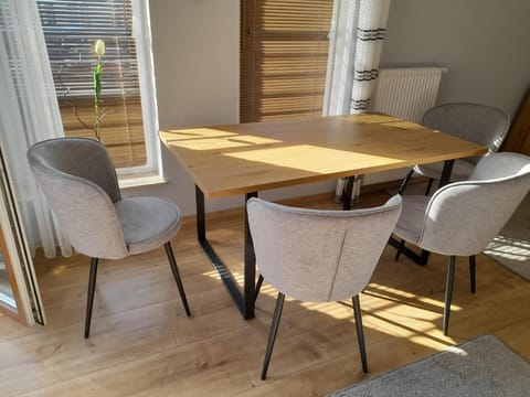 TV and multimedia, Living room, Seating area, Dining area