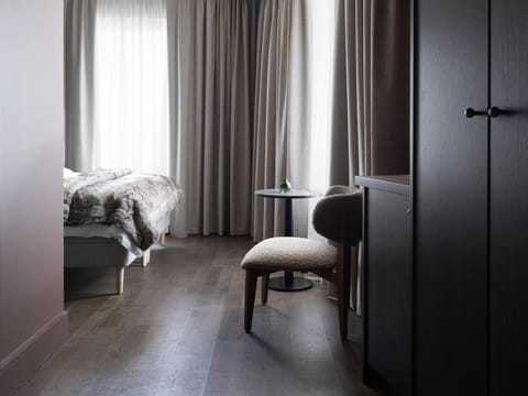 Bed, Photo of the whole room, Seating area, Bedroom