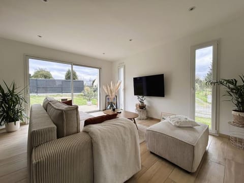 Communal lounge/ TV room, TV and multimedia, Living room, Garden view